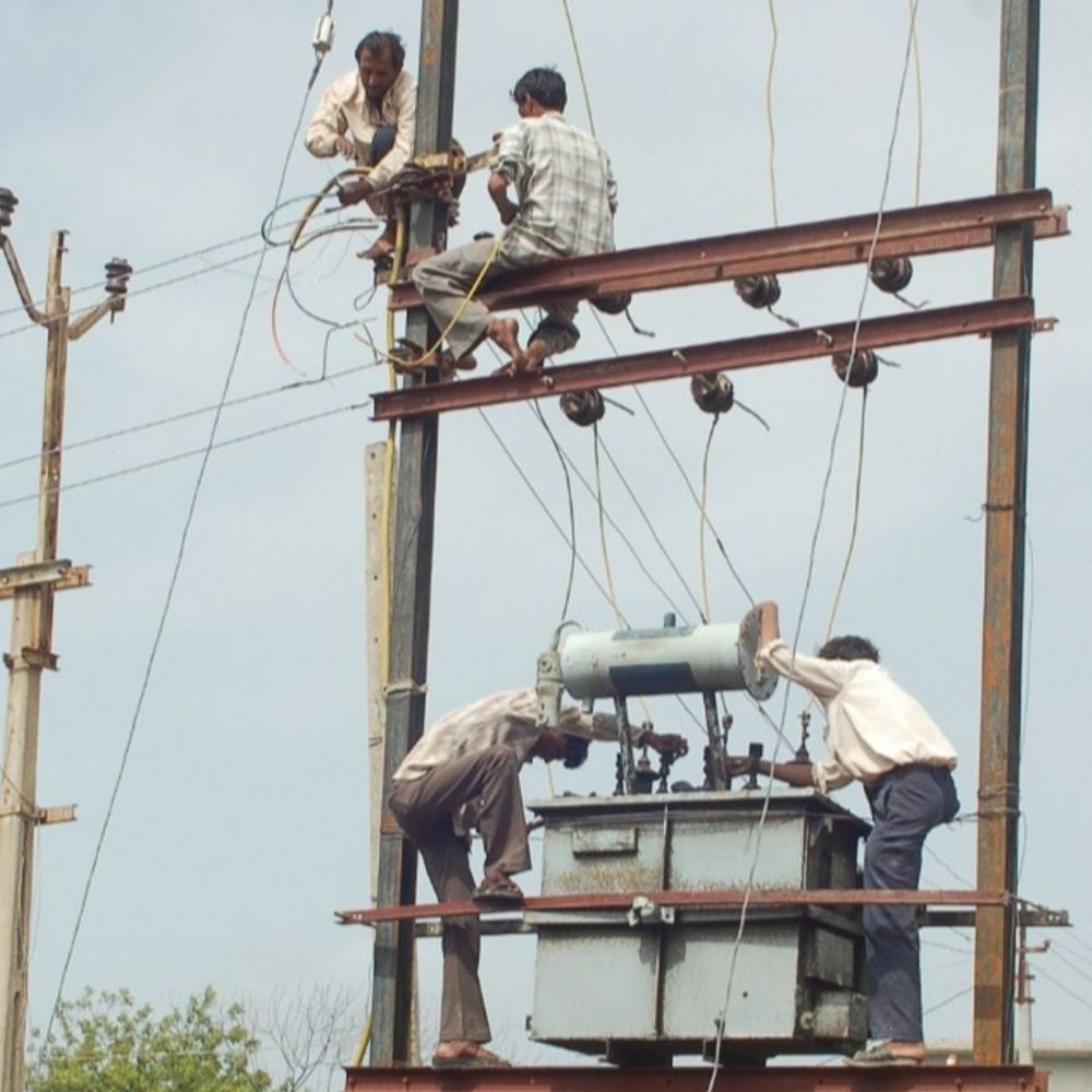 મોરબીમાં વીજધાંધિયાથી રહીશો લાલઘૂમ:" બિલમાં 50 ટકા વળતર આપો તો અંધારપટ સહન કરીએ'