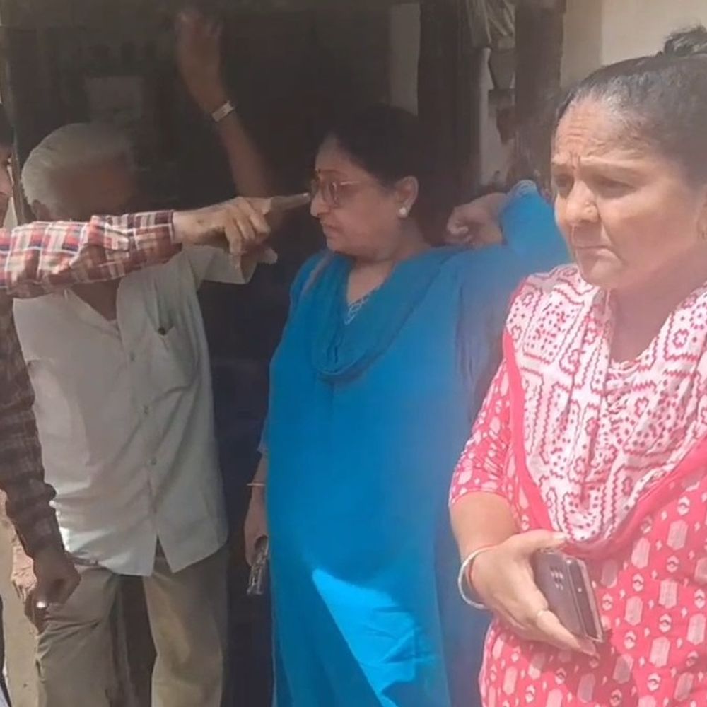 ઘોડા છૂટ્યા બાદ તબેલાને તાળા મારવા નીકળેલા મહિલા કો કોર્પોરેટરો:બે મહિલા કોર્પોરેટરનો સ્થાનિકોએ ઉધડો લીધો, કડિયાવાળ વિસ્તારમાં ભૂલ ભર્યા કામ થયું હોવાનું બંને મહિલા કોર્પોરેટરે સ્વીકાર્યું,ઢાળની વિરુદ્ધ નીચેથી ઉપર ગટરનું કામ થયું હોવાનો ખુલાસો