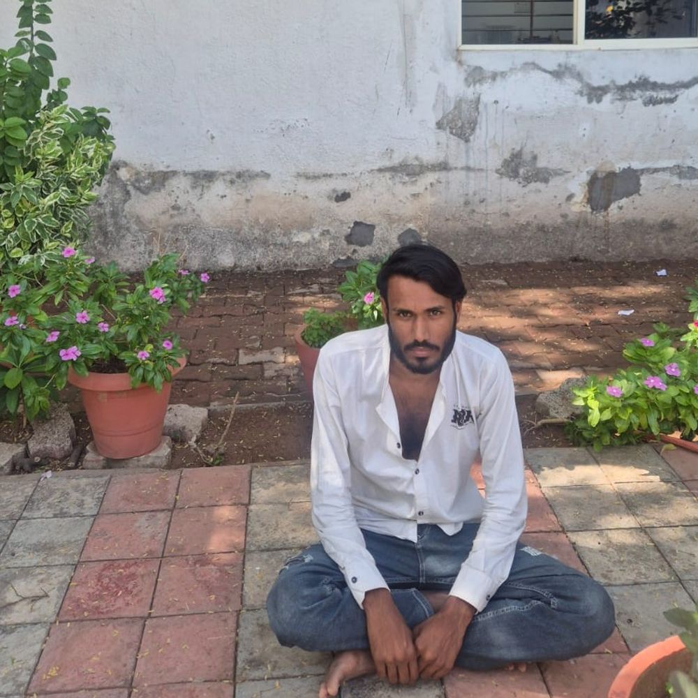 એટ્રોસીટી અને દુષ્પ્રેરણના ગુનામાં સંડોવાયેલા બે ઝડપાયા:સાબરકાંઠા LCB એ માળીયામીયાણાથી પકડ્યા, હિંમતનગર પોલીસને સોંપ્યા