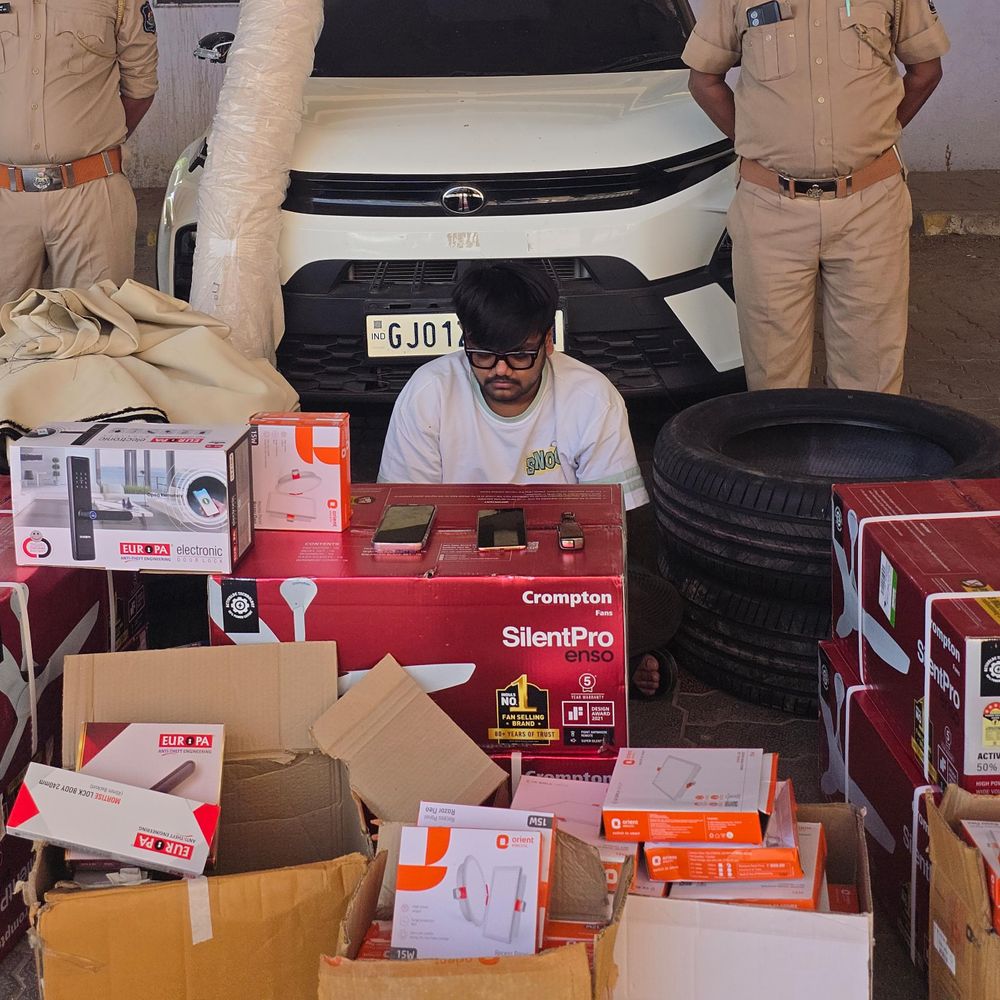 અમદાવાદના 50થી વધુ વેપારી સાથે ઠગાઇ આચરનાર ઝડપાયો:પેમેન્ટના ખોટા સ્ક્રીન શોર્ટથી ઠગાઈ કરતો, નવરાત્રીમાં પાર્ટી પ્લોટોના પાસ પણ લીધા'તા; 10.87 લાખનો મુદ્દામાલ જપ્ત