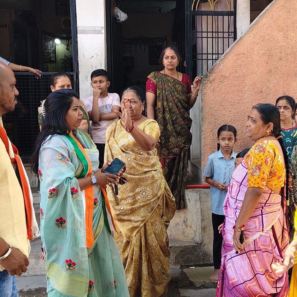 અટલાદરામાં ગંદા પાણીને લઈને લોકોનો હોબાળો:આક્રોશ સાથે મહિલાએ કહ્યું- આ પાણી કોર્પોરેટર પીને બતાવે, કોઈએ વોટ માટે કોઠી ફળિયામાં આવવાની હિંમત ન કરવી