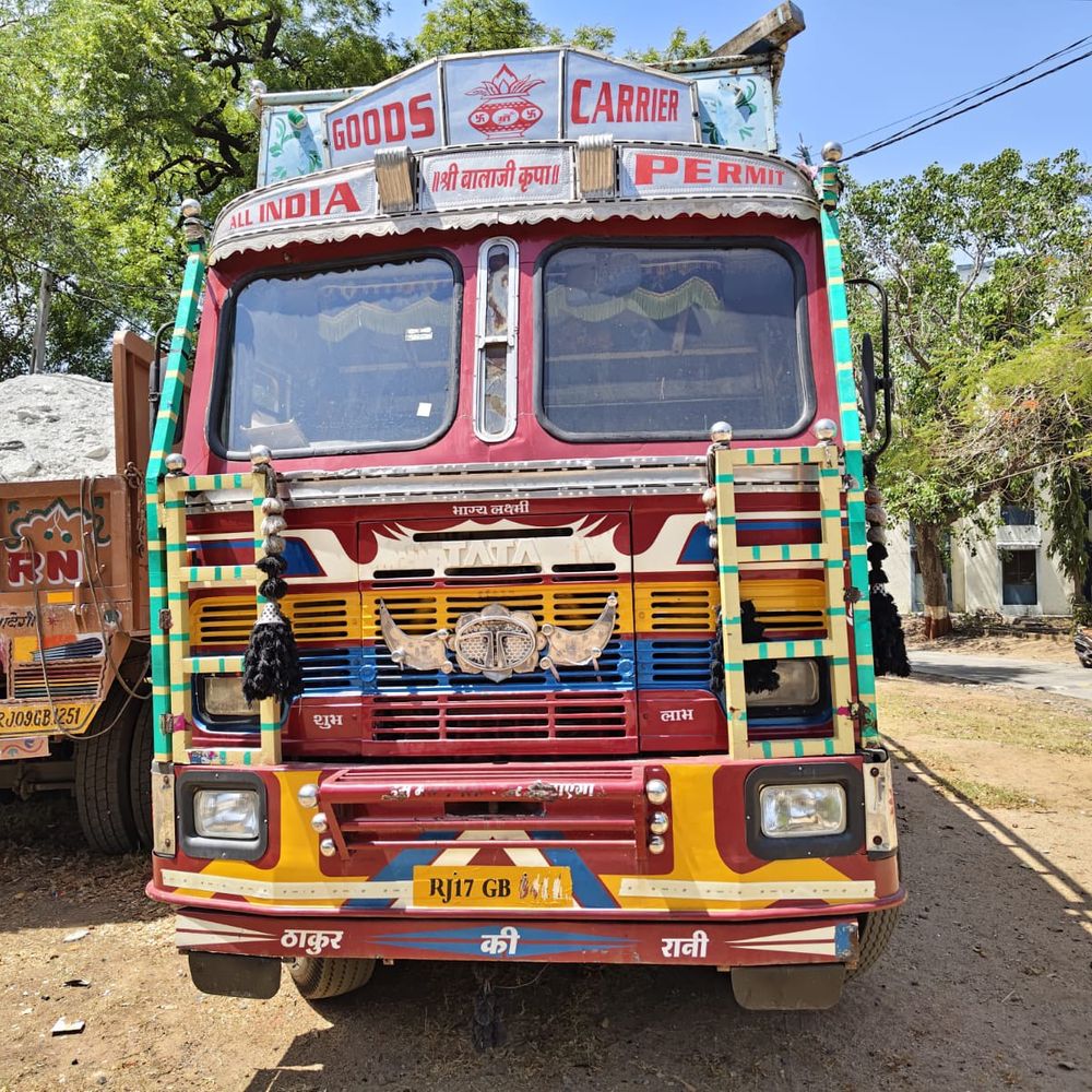 SOGએ ટ્રકના ચેસીસ નંબર બદલતી ટોળકી ઝડપી:હોટલના પાર્કિંગમાં શંકાસ્પદ ટ્રક પર 2 RTOના રજીસ્ટ્રેશન નંબર, ₹15 લાખનો મુદ્દામાલ જપ્ત, બે આરોપી ઝડપાયા