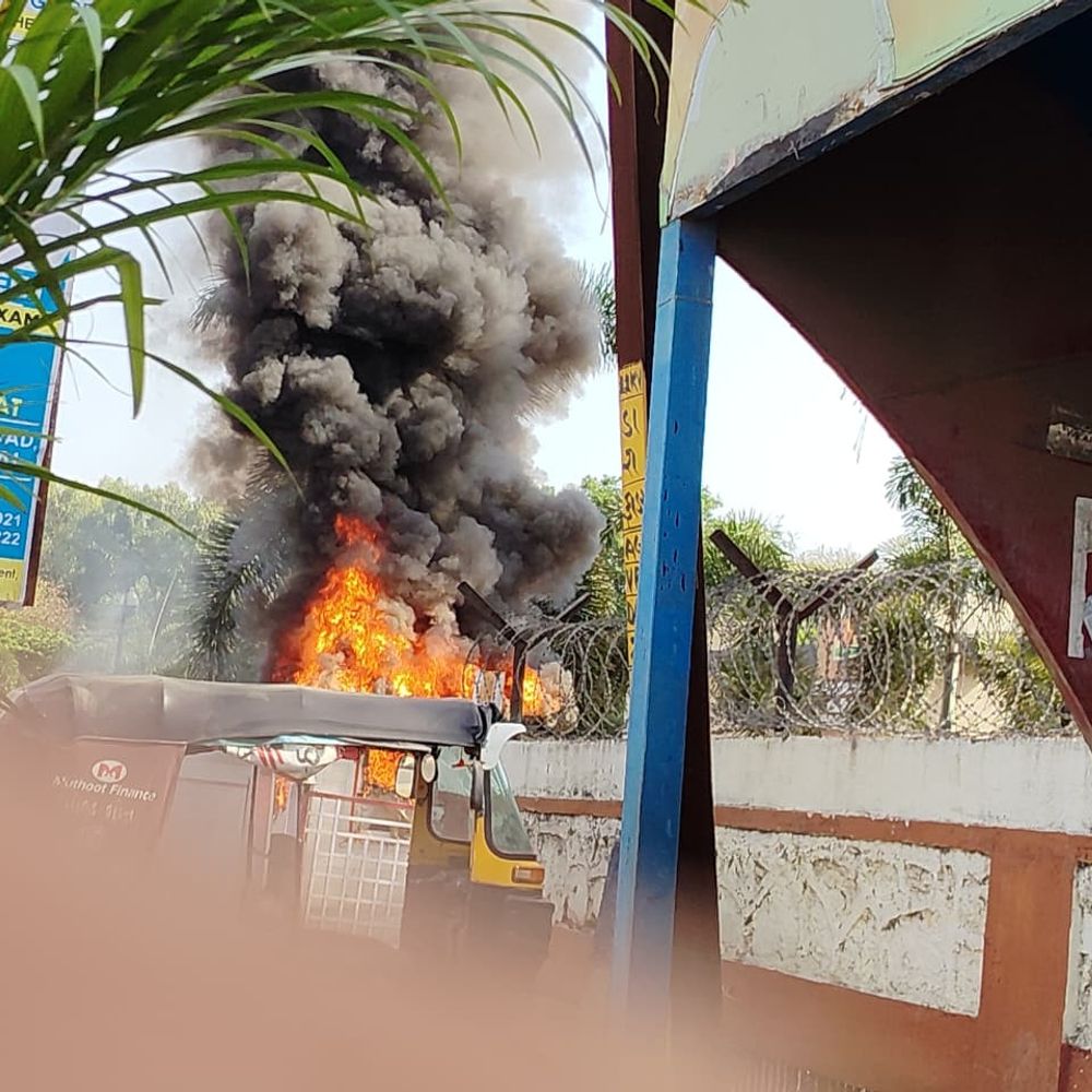 વેરાવળ ગ્રાસીમ ઇન્ડસ્ટ્રીમાં સિક્યોરિટી કેબીન સળગતાં અફરાતફરી:કંપનીની ફાયર ટીમે આગ પર કાબૂ મેળવ્યો, કેબિન સંપૂર્ણપણે બળીને ખાખ