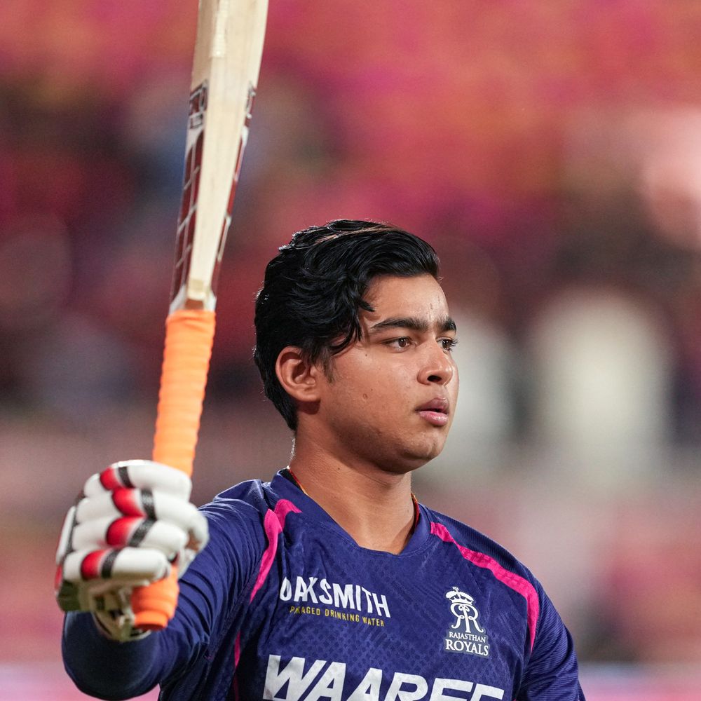 15 વર્ષના વૈભવે હેઝલવુડને બરાબરનો ધોઈ નાખ્યો:માત્ર 15 બોલમાં સિક્સ ફટકારીને ફિફ્ટી ફટકારી; હેઝલવુડ અને ભુવીને લાંબા શોટ્સ ફટકાર્યા