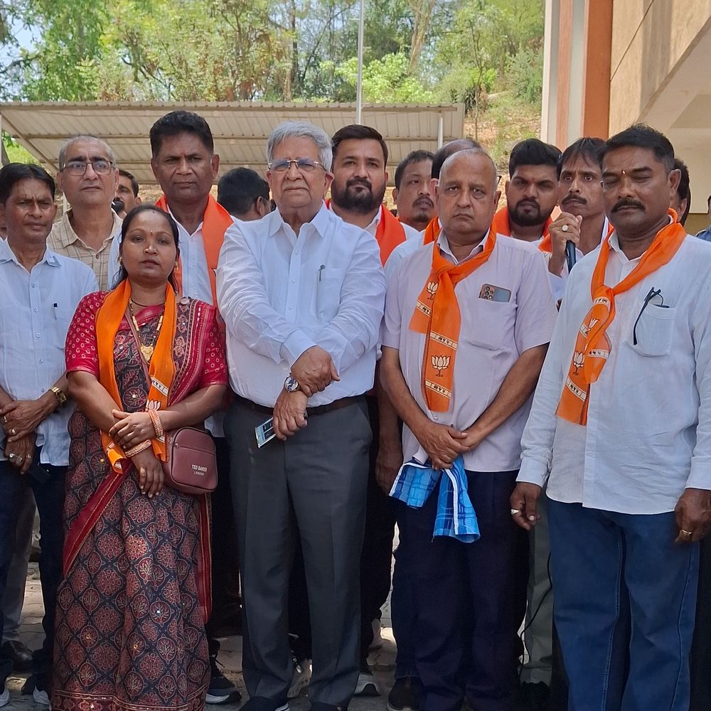 પારડીમાં ભાજપના ઉમેદવારોએ ફોર્મ ભર્યા:નાણામંત્રી કનુભાઈ દેસાઈ હાજર રહ્યાં, વિકાસની યાત્રા આગળ ધપાવવા આહ્વાન કરાયું