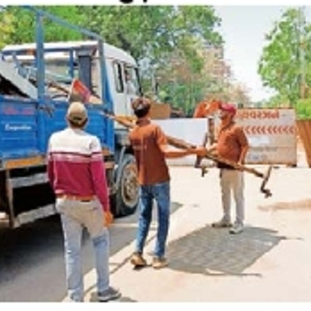 ‘વન ડે વન રોડ’ અંતર્ગત દબાણ હટાવાયા:અકોટા-તાજ હોટેલ રોડ પરથી 30 હોર્ડિંગ્સ-પાકા ઓટલા દૂર કરાયાં