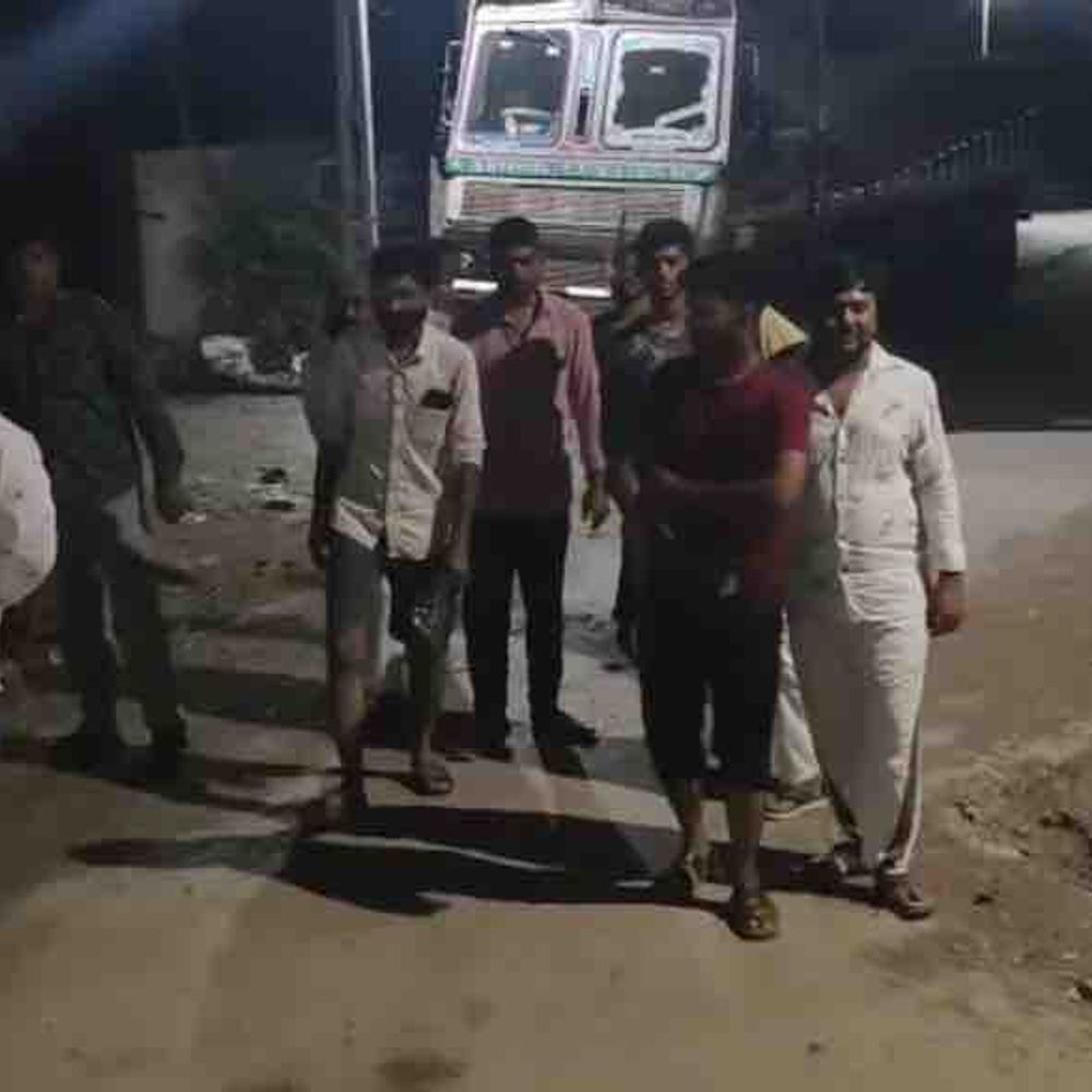 અમરેલીમાં મધરાતે ધરા ધ્રુજી, 3.7 તીવ્રતાનો ભૂકંપ:કેન્દ્રબિંદુ મહુવા, લોકો ઊંઘમાંથી જાગીને રસ્તા પર દોડી આવ્યા; રાજુલા, જાફરાબાદ અને સાવરકુંડલા પંથકમાં ભારે ફફડાટ ફેલાયો