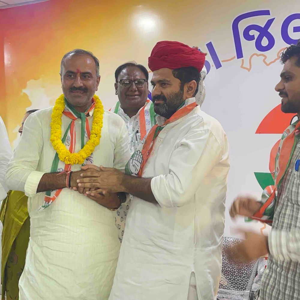 પાલનપુરના પૂર્વ ભાજપ નગરસેવક કોંગ્રેસમાં જોડાયા:આશિષ માળી, નરસી દેસાઈએ સમર્થકો સાથે કોંગ્રેસનો ખેસ ધારણ કર્યો
