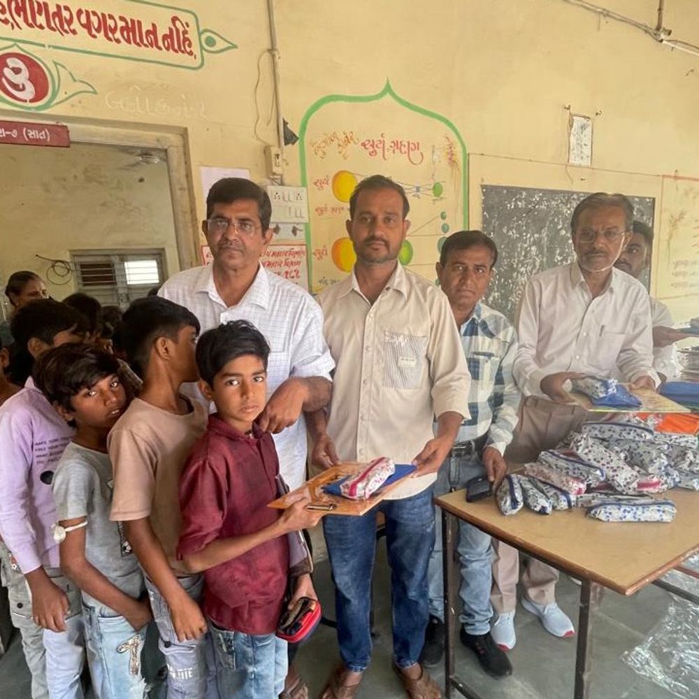 વઢવાણમાં 2 હજાર વિદ્યાર્થીઓને શિક્ષણ કીટ અપાઈ:રાજકોટ નાગરિક બેંક દ્વારા 'પરીક્ષા પર્વ' પહેલ