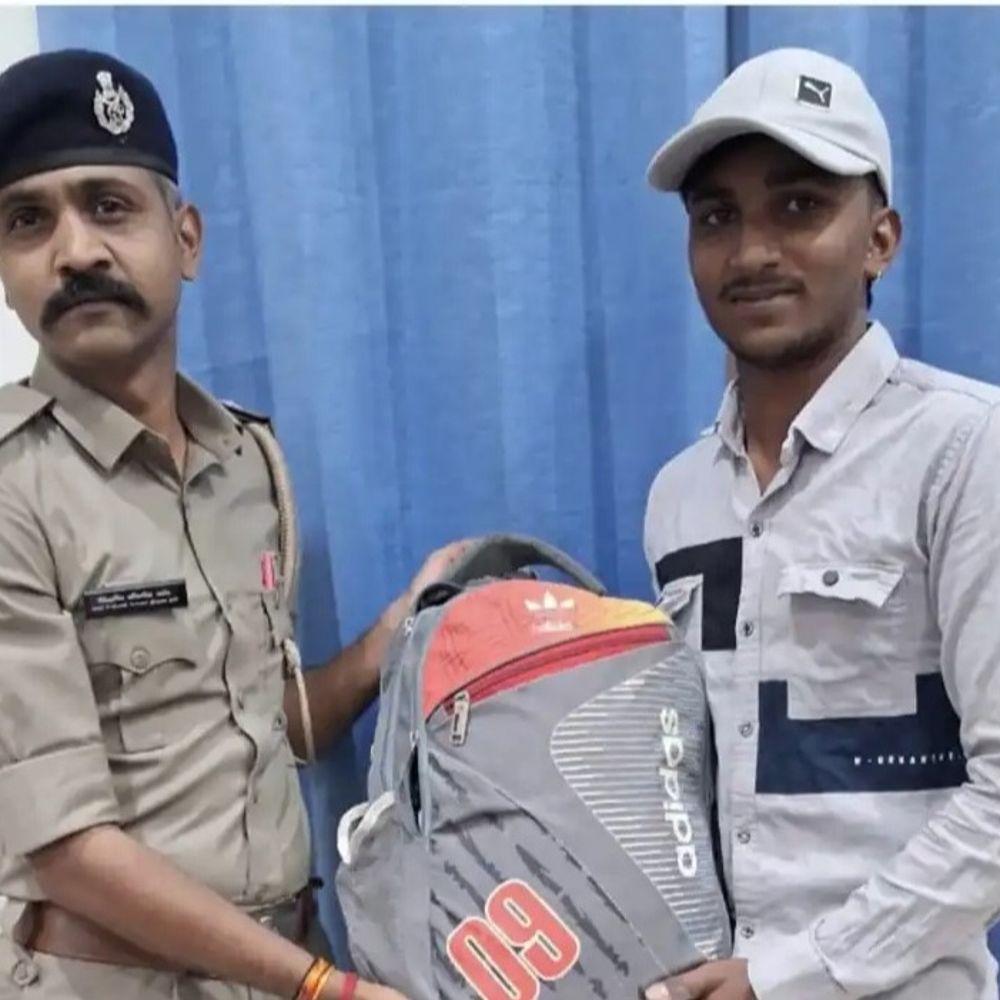 સુરેન્દ્રનગરમાં નેત્રમ કેમેરાથી પોલીસે:ખોવાયેલ સોના-ચાંદી, રોકડ ભરેલા બેગ માલિકોને પરત કર્યા, પોલીસની સરાહનીય કામગીરી
