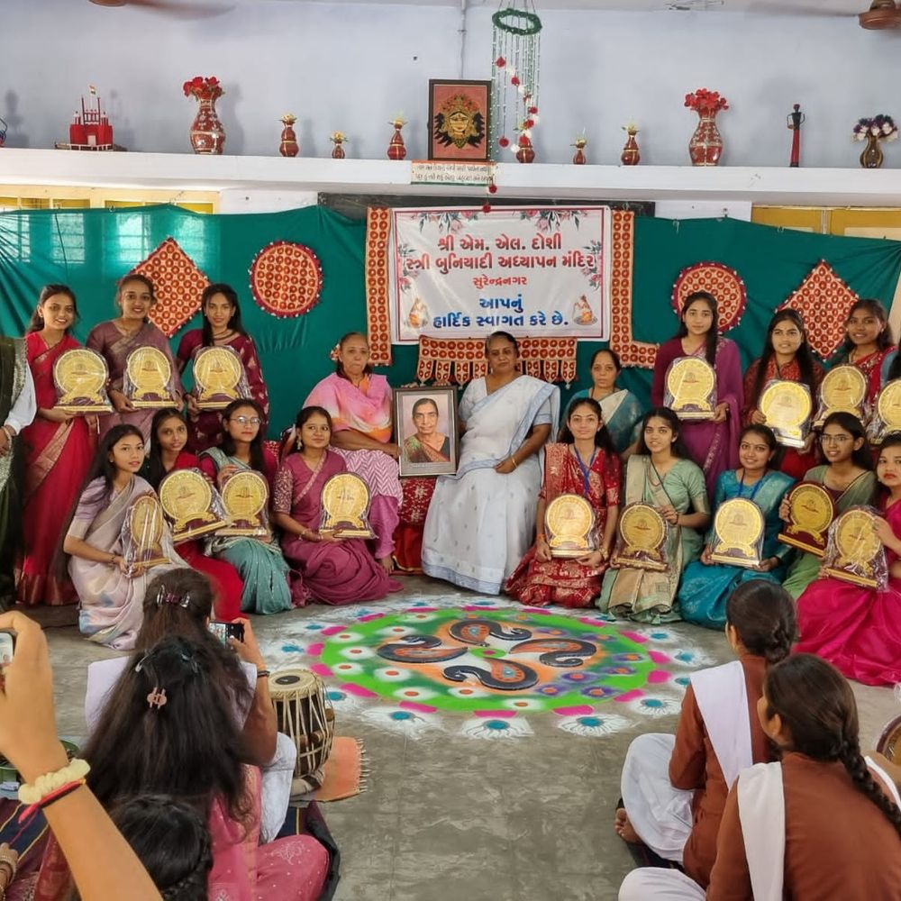 વિનોદિનીબેન શાહની યાદમાં તાલીમાર્થીઓને શિલ્ડ-પુસ્તક અપાયા.