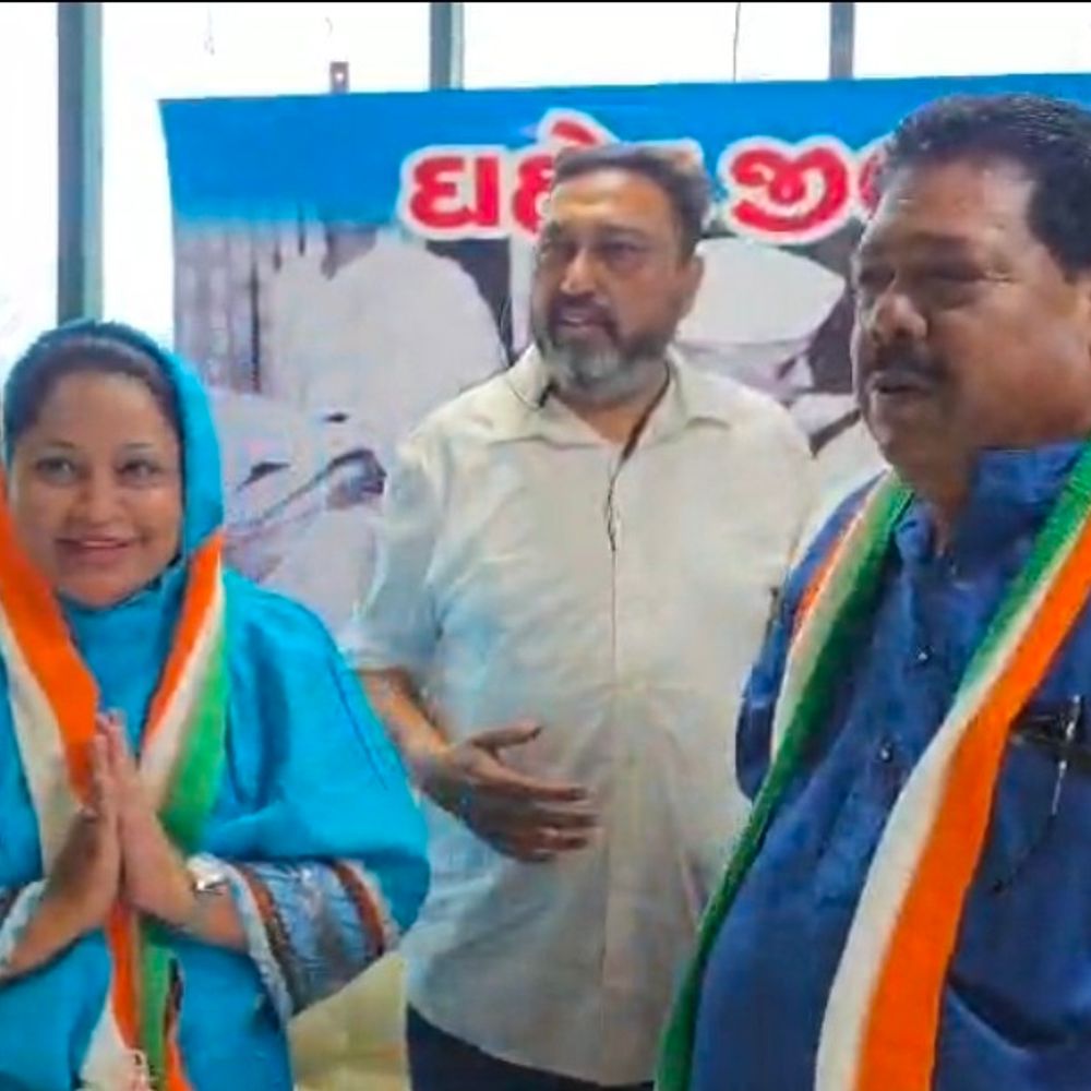 ભાજપના ગઢમાં મસમોટું ગાબડું, 5 દિગ્ગજ પૂર્વ કાઉન્સિલરો કોંગ્રેસમાં જોડાયા:જનતાની સેવાની દુહાઈ આપી લક્ષ્મણ રાજગોર અને મહિલા કાઉન્સિલરોએ કોંગ્રેસમાં પ્રવેશ કર્યો