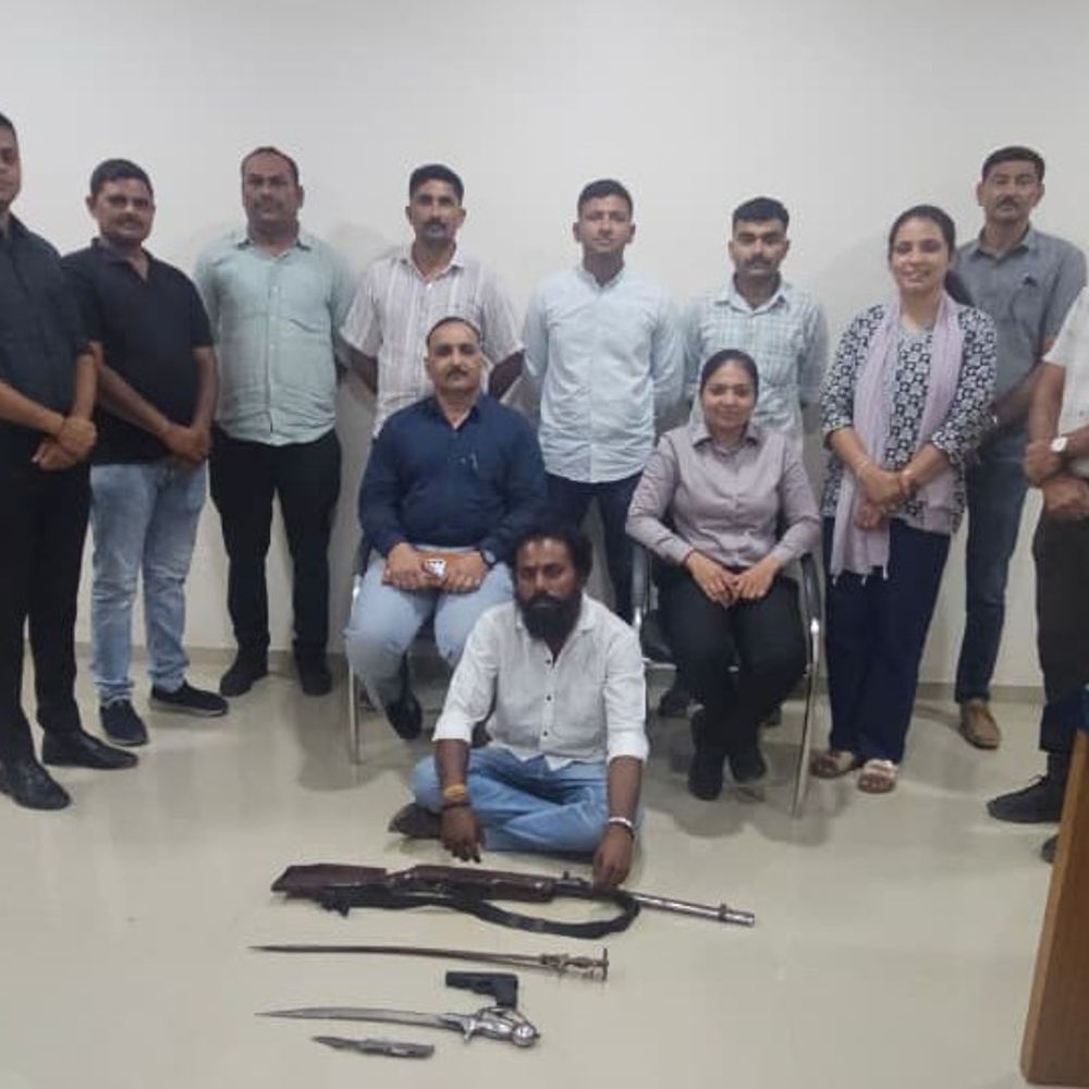 સોશિયલ મીડિયા પર ભય ફેલાવવો પડ્યો ભારે:હથિયાર સાથે અજય ઉર્ફે દાદા શુકલ ફોટા મૂકતો હતો; SOGએ એરગન, તલવાર અને છરી સાથે ઝડપ્યો