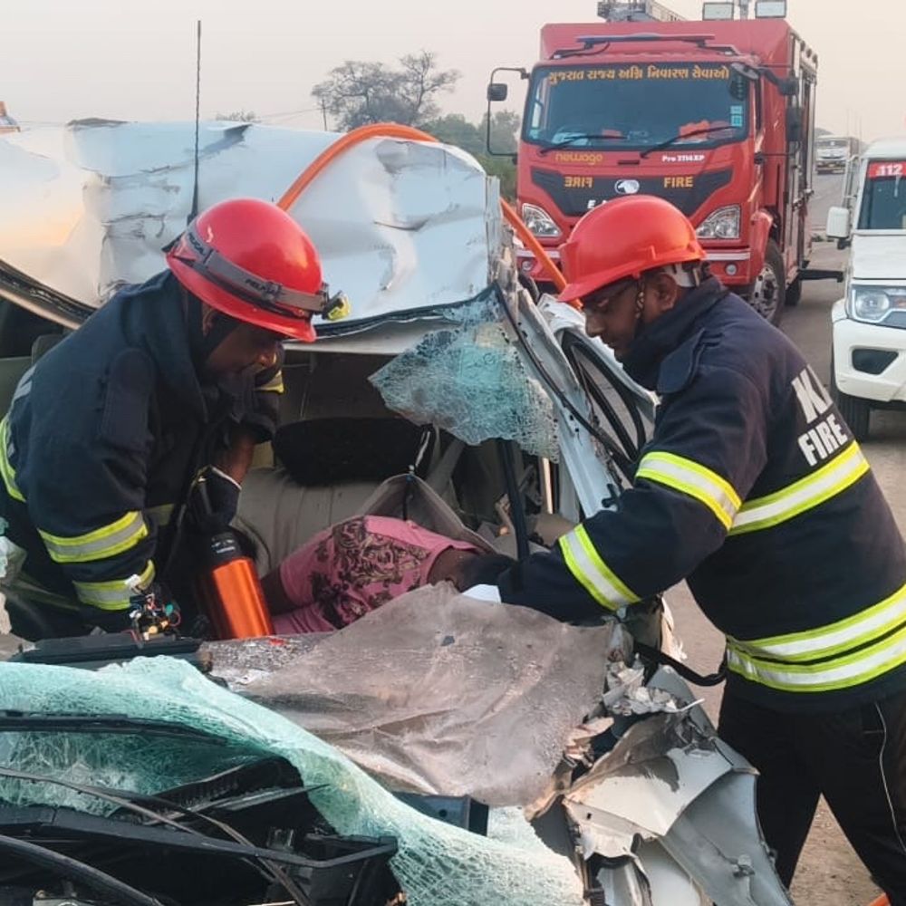 માથામાંથી માસના લોચા બહાર નીકળી ગયાં:કારના પતરા કાપી મૃતદેહ બહાર કાઢ્યો, NH-48 પર વડોદરા નજીક ‘માફિયા મુંડીર’ લખેલી આર્ટિગા ટ્રકમાં ઘૂસી