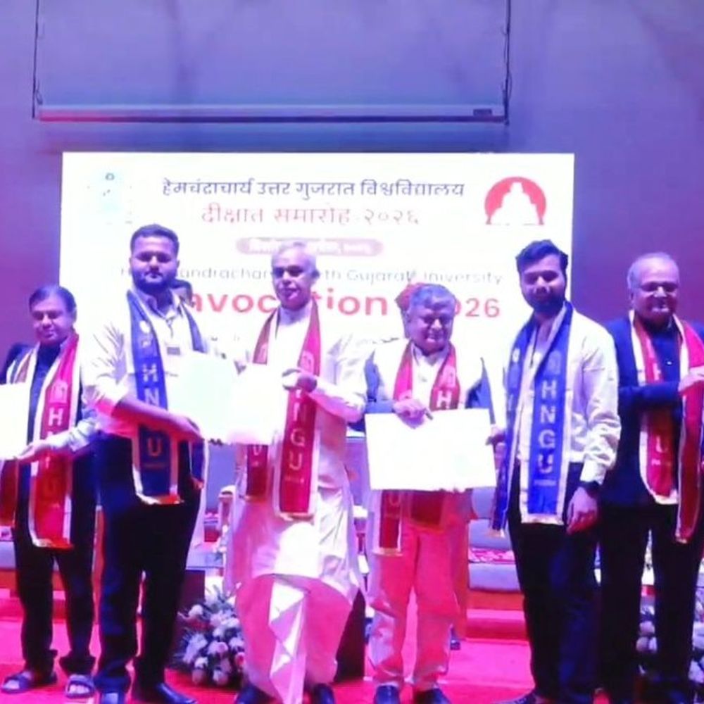 મોડાસાની બે વિદ્યાર્થિનીઓ ગૌરવ વધાર્યું:હેમચંદ્રાચાર્ય ઉત્તર ગુજરાત યુનિવર્સિટીમાં રાજ્યપાલના હસ્તે સન્માનિત કરાઈ