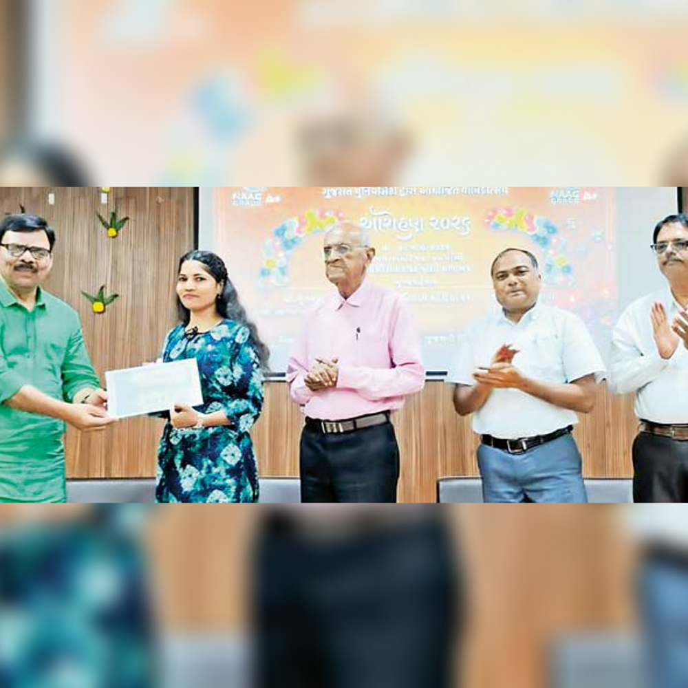 ‘આદ્યાક્ષર’નું વિમોચન: શહેરના કવિઓ હાજર, વિદ્યાર્થીઓના ગદ્ય-પદ્ય અને કૃતિઓથી ‘આદ્યાક્ષર’નું નિર્માણ.