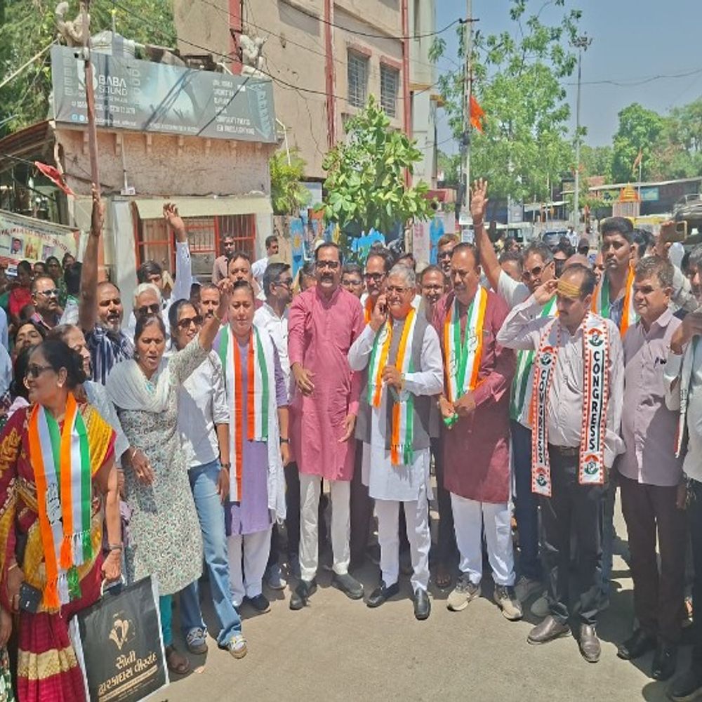 મહાદેવના દર્શન કરી કોંગ્રેસ ના ઉમેદવારો ફોર્મ ભરવા નીકળ્યા:કોંગ્રેસ દ્વારા 'વિજય સંકલ્પ પદયાત્રા' સાથે જાહેર થયેલા ઉમેદવારો એ નામાંકન ભરવા મહાદેવ ના દર્શન કરી નીકળ્યા