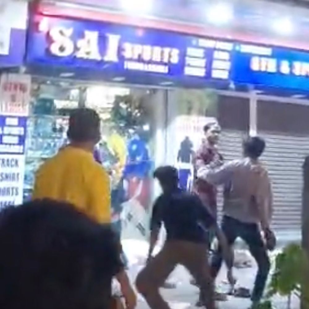 પથ્થર, ધોકા, બૂટ-ચપલથી ધિંગાણુ,VIDEO:સુરતમાં 15 હજારની લેતીદેતીમાં બે જૂથ જામી પડ્યા, રોડ પર ફિલ્મ દૃશ્યો સર્જાયા