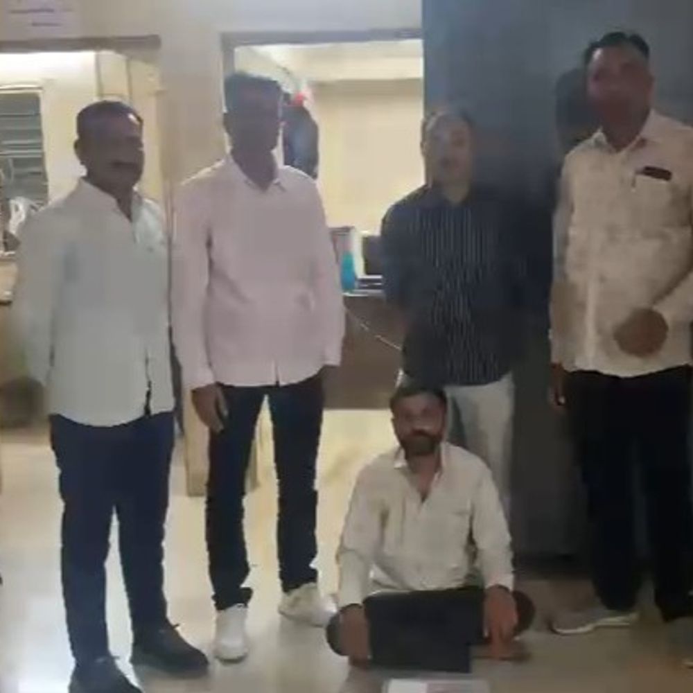 પિસ્તોલ સાથે આરોપી ઝડપાયો.:વિસાવદરના પીરવડ ગામે 'મામા દેવ'ના મંદિર પાસે હથિયાર સાથે આંટાફેરા મારતો શખ્સ ઝડપાયો: SOG એ કમરમાંથી લોડેડ પિસ્તોલ શોધી કાઢી.