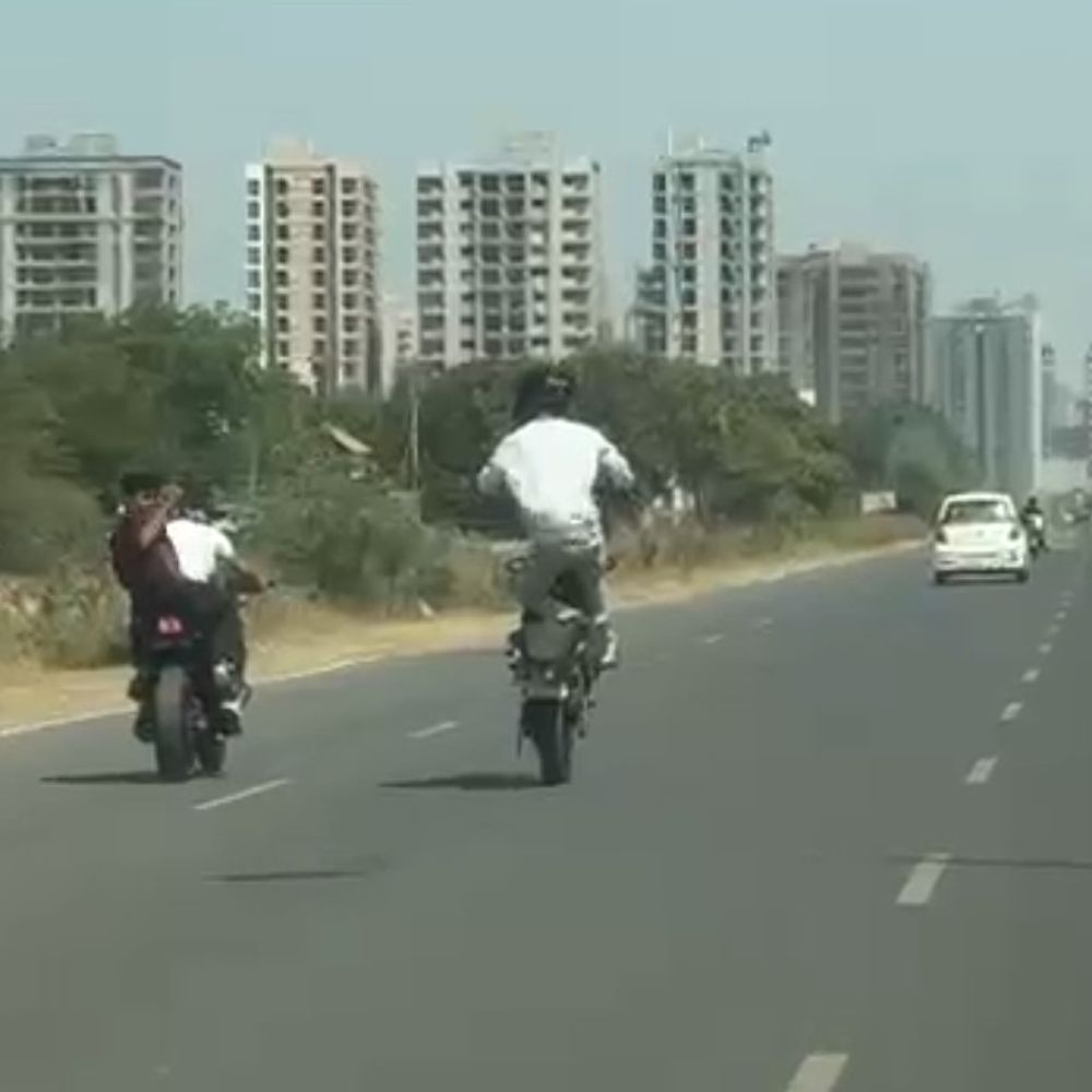 રિલ્સના ક્રેઝમાં નબીરો 'ફાટીને ધૂપે' થયો:સુરતના મોટા વરાછા રિંગ રોડ પર સ્પોર્ટ્સ બાઈકને આગળથી ઊંચી કરી જોખમી સ્ટંટ કરનારને પોલીસે 'ભાન' કરાવ્યું, નબીરા પાસે કાન પકડાવી ઉઠક-બેઠક કરાવી