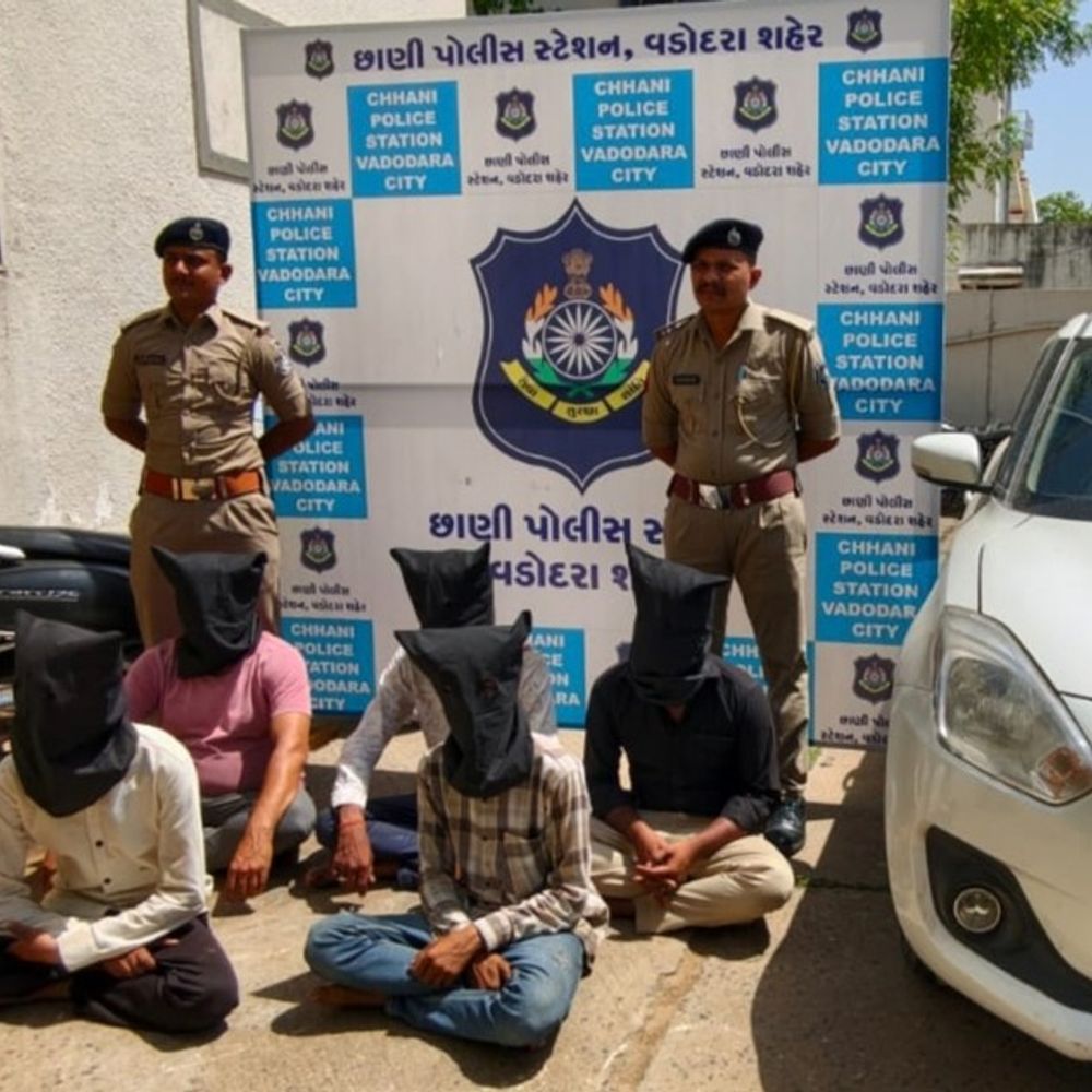 એ તારી વાઇફ જોડે વાત કરે છે, શું પ્રોબ્લેમ છે?:વડોદરામાં વેપારીને ચાકુ બતાવી અપહરણ કરી મોબાઈલ, એટીએમ કાર્ડ, રોકડા રૂપિયા લૂંટી લીધા, કેનાલમાં ફેંકીને હત્યાનો પ્રયાસ, માંડ માંડ જીવ બચાવ્યો