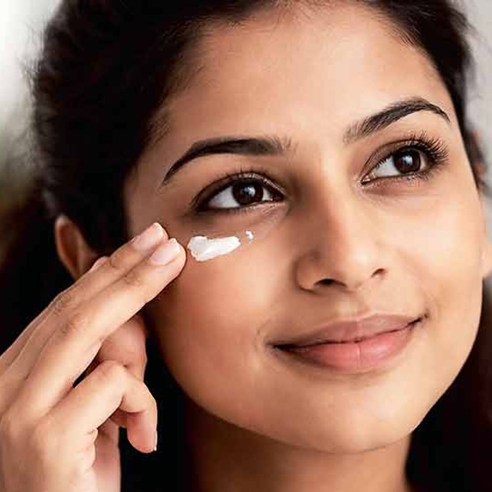 આંખો નીચેના ડાર્ક સર્કલ્સ દૂર કરવાના ઉપાયો: પુરતી ઊંઘ, સ્ક્રીનટાઇમ કંટ્રોલ અને સંતુલિત આહાર.