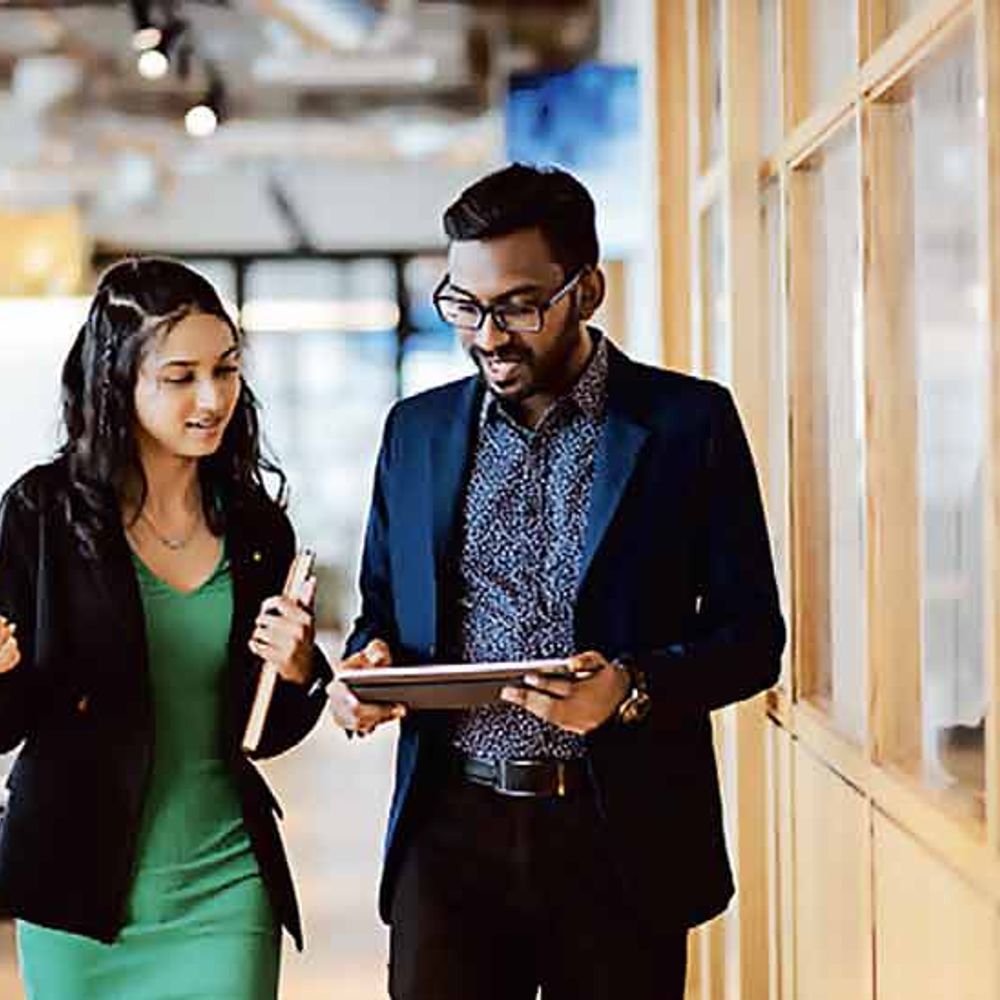 પહેલું સુખ તે...: ચાલતાં-ચાલતાં વાતચીત કરવાના ફાયદા, જેમાં સ્પષ્ટતા, રચનાત્મકતા અને નિર્ણાયકક્ષમતામાં સુધારો થાય છે.