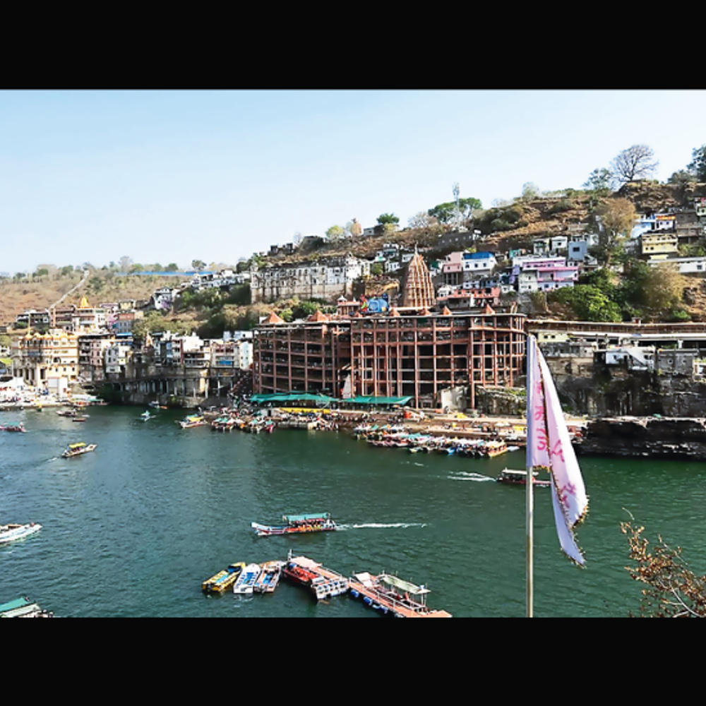 કૉલાજ: નિર્મળ નાદ, સનાતન સાદ: નર્મદે હર – નર્મદા નદીની પવિત્રતા અને આધ્યાત્મિક અનુભૂતિનો મહિમા.