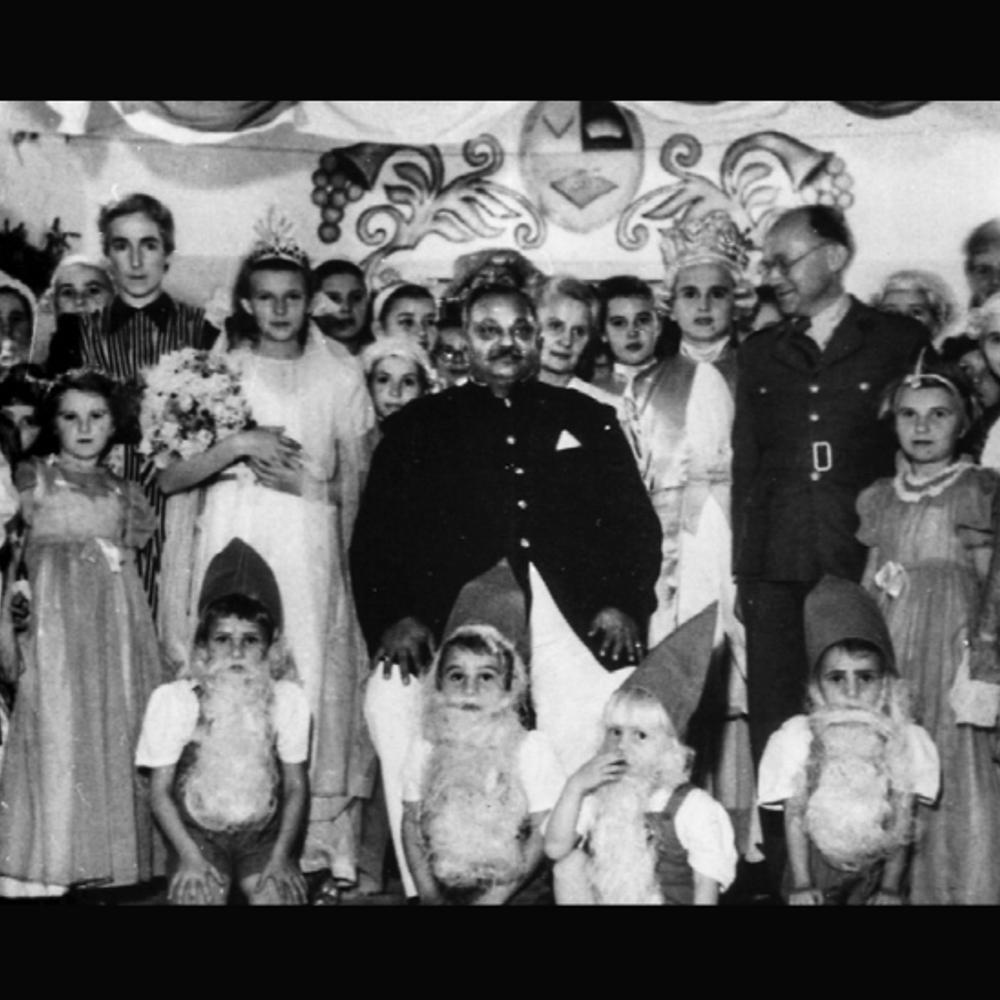 અક્ષરનો અજવાસ: યુદ્ધનાં ખપ્પરમાં હોમાતું શૈશવ - યુદ્ધમાં પીસાતું બાળપણની વાત કરે છે.