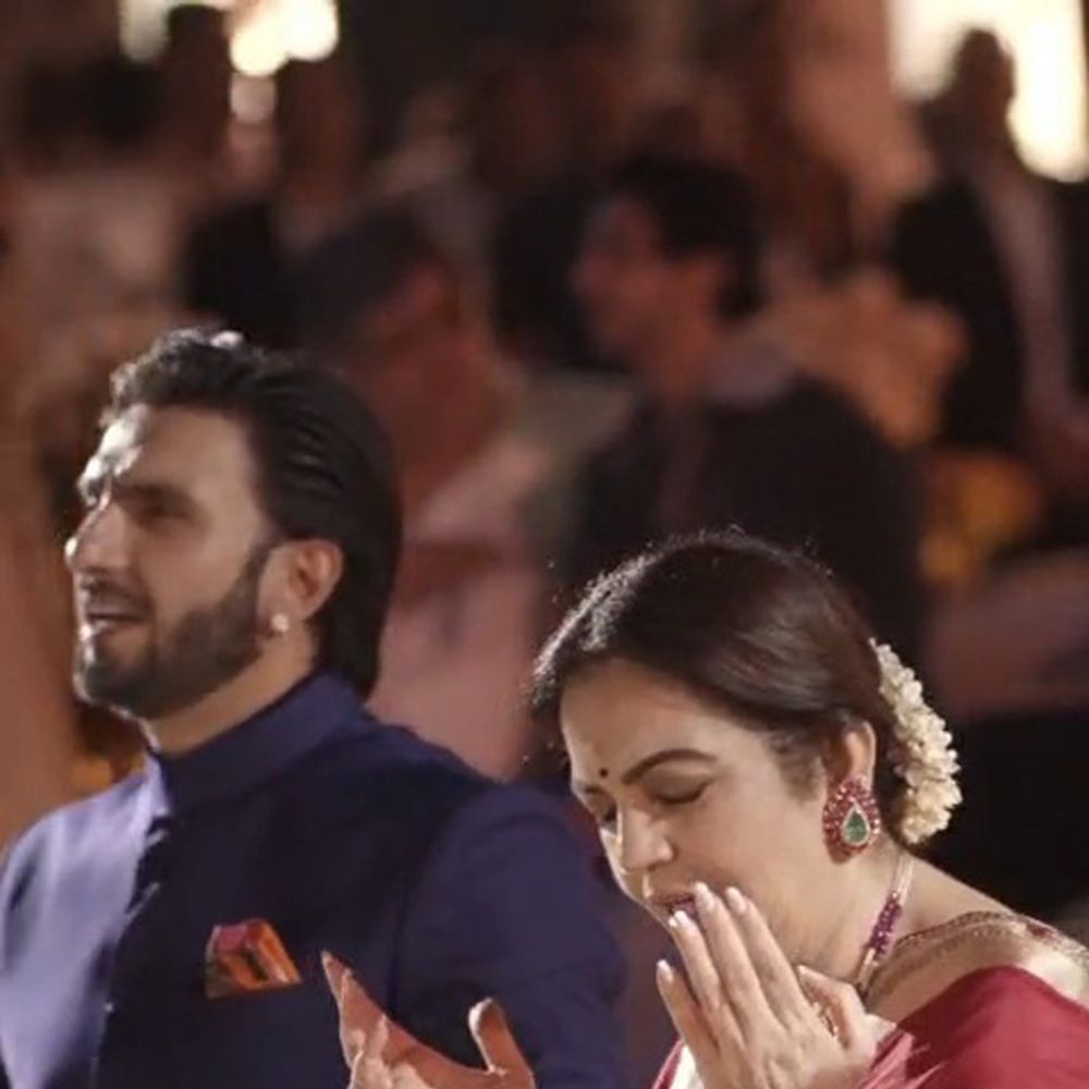 અનંત અંબાણીના જન્મદિવસની ઉજવણી: વનતારામાં અંબાણી પરિવારે ભક્તિમય ધુનમાં કરી ઉજવણી.