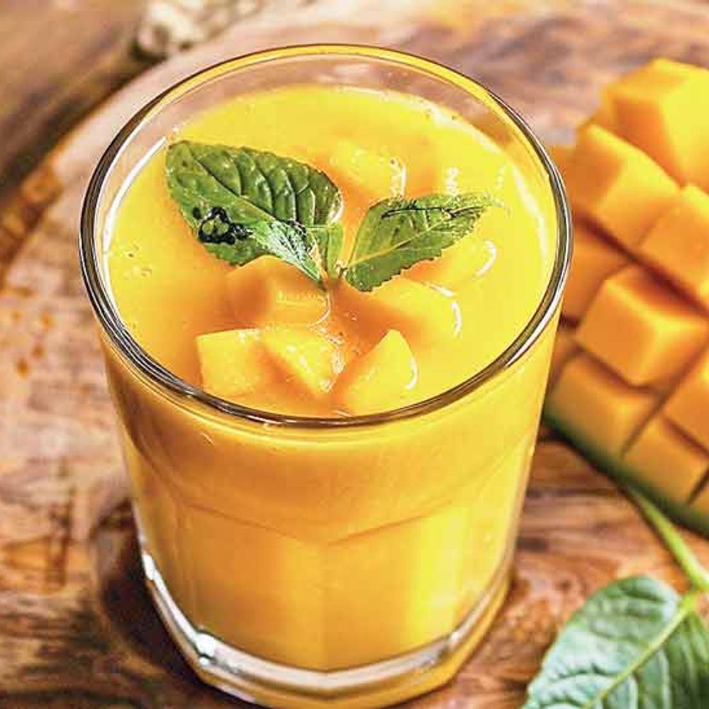 રસથાળ: ગરમીમાં દહીંની વાનગીઓ - Mango Lassi, Kesar Pista Lassi, Mixed Fruit Smoothie Bowl અને કાકડીનું રાયતું.