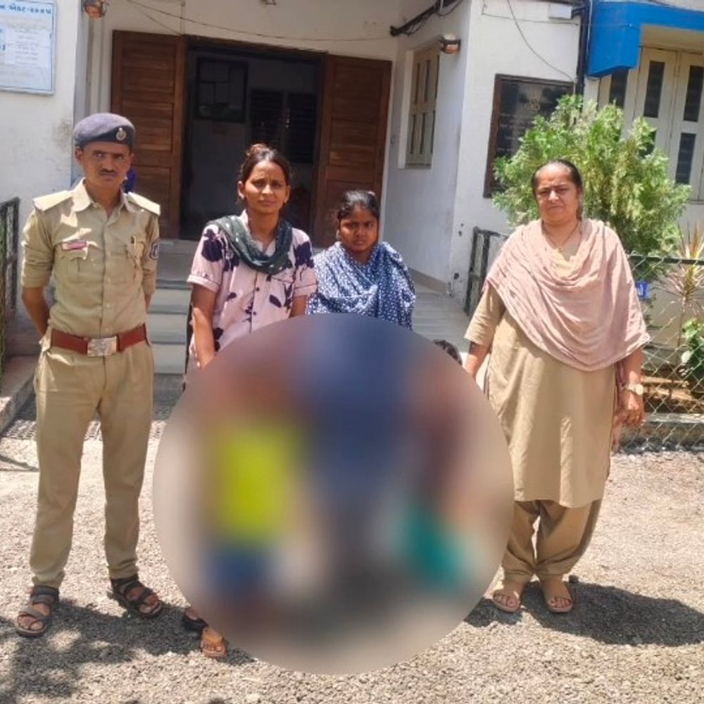 રાણાવાવ પોલીસે ગુમ થયેલા બે બાળકોને શોધી કાઢ્યા:બસ સ્ટેશન પરથી મળેલા બાળકોનું પરિવાર સાથે મિલન કરાવ્યું