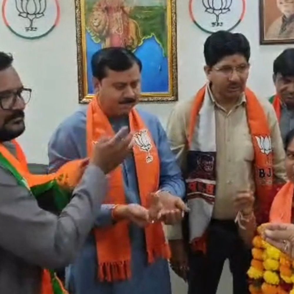 ઉમેદવારીના છેલ્લા દિવસે સુરેન્દ્રનગરના ઉમેદવારો ધારાસભ્યને મળ્યા:સ્થાનિક સ્વરાજ્યની ચૂંટણી માટે ફોર્મ ભરતા પહેલા શુભેચ્છા મુલાકાત લીધી