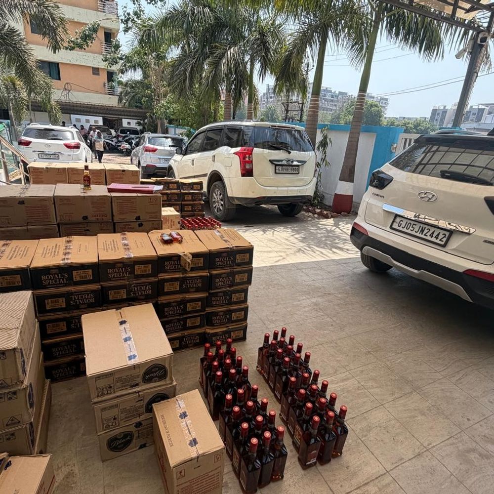 નવસારી નેશનલ હાઈવે પર SMCનો સપાટો:4 લક્ઝરી કારમાંથી 65.75 લાખનો દારૂ ઝડપાયો, 8 સામે ગુનો