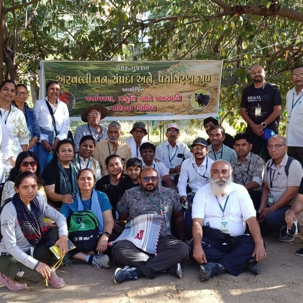 આબુમાં પ્રકૃતિ પ્રેમીઓએ 200 કિલોથી વધુ બીજ અર્પણ કર્યા:આરણા ગામમાં પ્રકૃતિ જાગરણ જ્યોત પ્રજ્વલિત કરાઈ, 60થી વધુ જાતના બીજ અપાયા