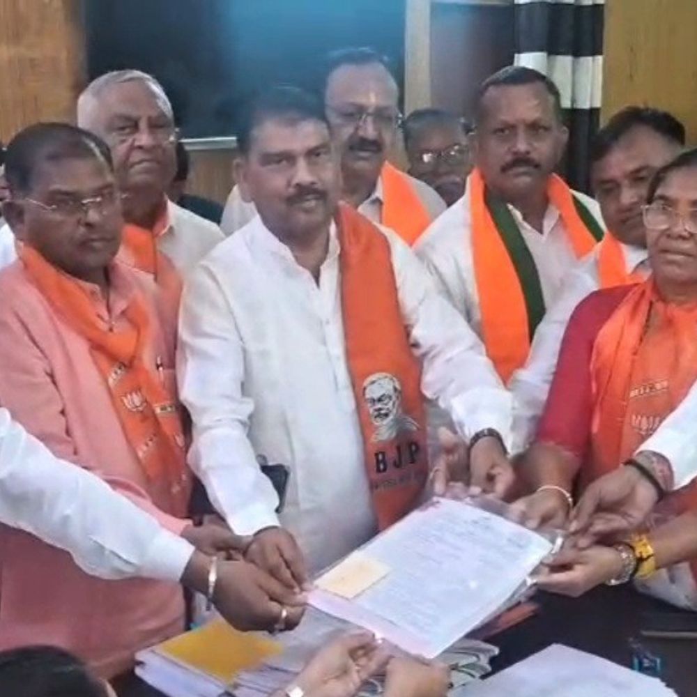 શામળાજીમાં 3 જી.પં., 16 તા.પં. બેઠકો માટે ઉમેદવારીપત્રો ભરાયા:પૂર્વ IPS મનોજ નિનામા, નીલા મડિયાએ મંત્રી બરંડાની હાજરીમાં ફોર્મ ભર્યા