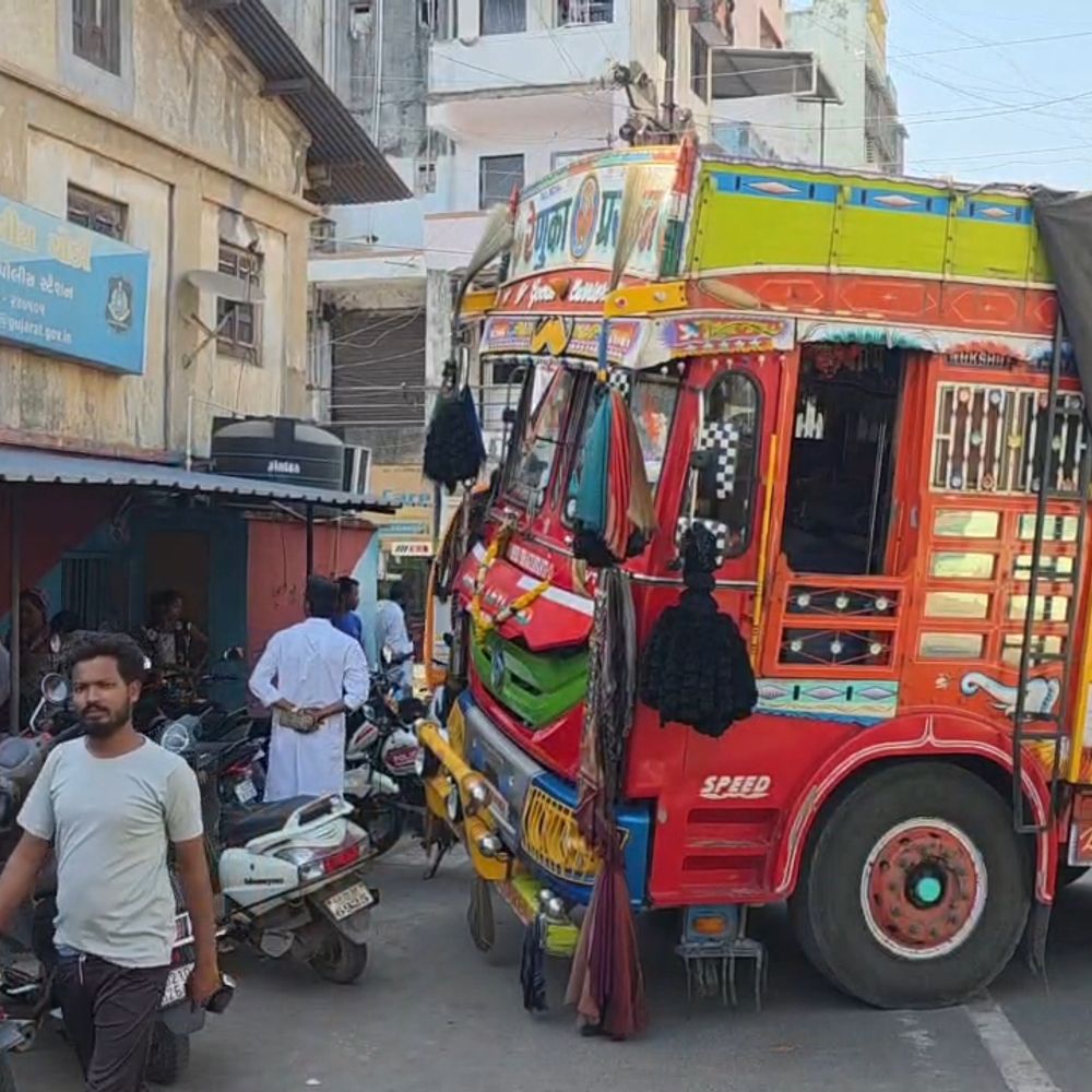 વાહનચાલકોને ભારે મુશ્કેલી:ચારપુલ પોલીસ ચોકી પાસે ગટરનો સ્લેબ તૂટતા માલવાહક ટ્રક ફસાઇ