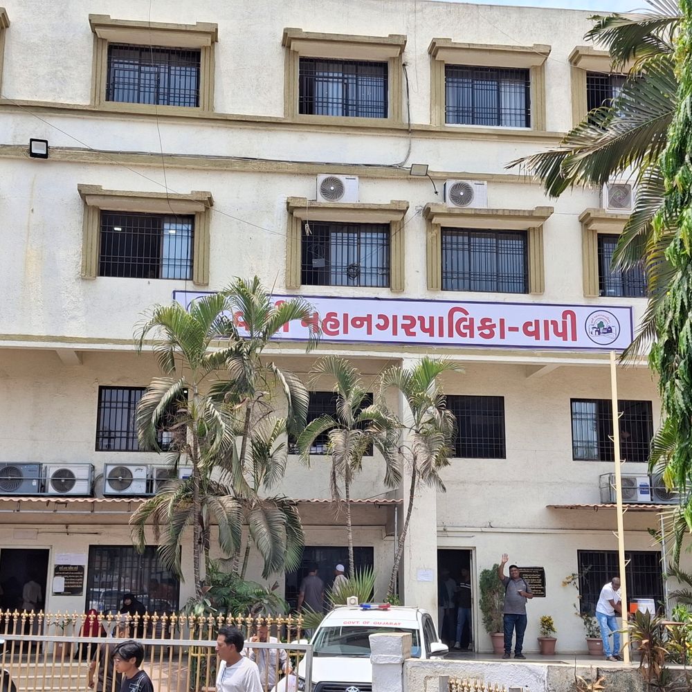 વાપી મહાનગરપાલિકા ચૂંટણી: ઉમેદવારીનો અંતિમ દિવસ, ભારે ધસારો:13 વોર્ડની 52 બેઠકો માટે રાજકીય ગરમાવો ચરમસીમાએ