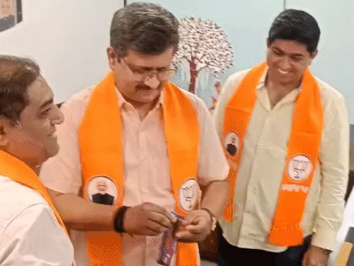 આજે ઉમેદવારીનો છેલ્લો દિવસ, કોંગ્રેસના 7 ઉમેદવાર બદલાયા અને ભાજપે સુરત મનપાની બાકી વોર્ડની યાદી જાહેર કરી.