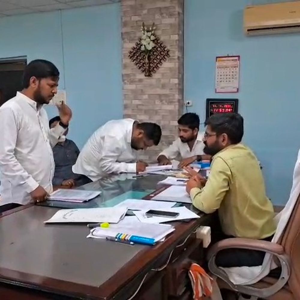 પોરબંદર મહાનગરપાલિકા ચૂંટણીમાંત્રિપાંખિયો જંગ:ભાજપ, કોંગ્રેસ અને AAP ફોર્મ ભરવાના છેલ્લા દિવસે શક્તિ પ્રદર્શન; 13 વોર્ડની 52 બેઠકો માટે ઉમેદવારોએ દાવેદારી નોંધાવી