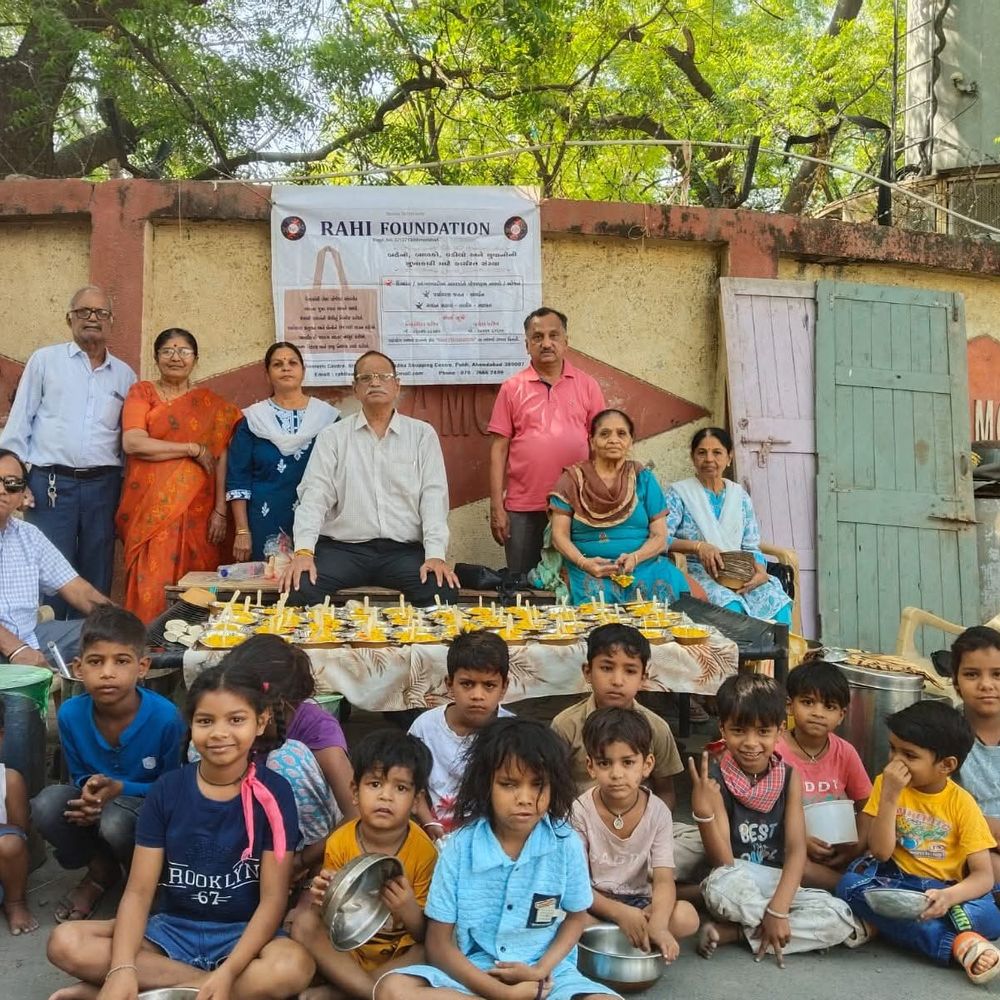 રાહી ફાઉન્ડેશને નવા વાડજમાં ખીચડી-છાશનું વિતરણ કર્યું:800થી વધુ શ્રમજીવી પરિવારોને વેજીટેબલ ખીચડી અને મસાલા છાશનો લાભ મળ્યો હતો