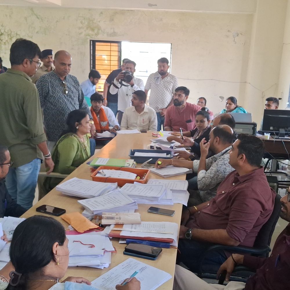 વલસાડ જિલ્લા અને તાલુકા પંચાયત ચૂંટણીમાં ત્રિપાંખિયો જંગ:ભાજપ સામે વર્ચસ્વ જાળવી રાખવાનો પડકાર, કોંગ્રેસ અને આમ આદમી પાર્ટી આ ગઢમાં ગાબડું પાડવાનો પ્રયાસ