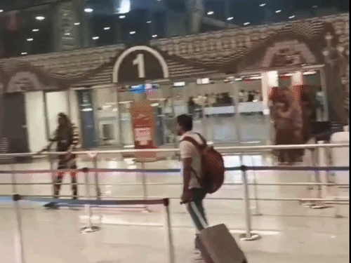 લખનઉમાં વિમાનનું Emergency landing: ફ્યુઅલ ઓછું, 154 મુસાફરો સવાર, દુબઈથી કાઠમંડુ જતું વિમાન, પાયલટે ATCને કોલ કર્યો.