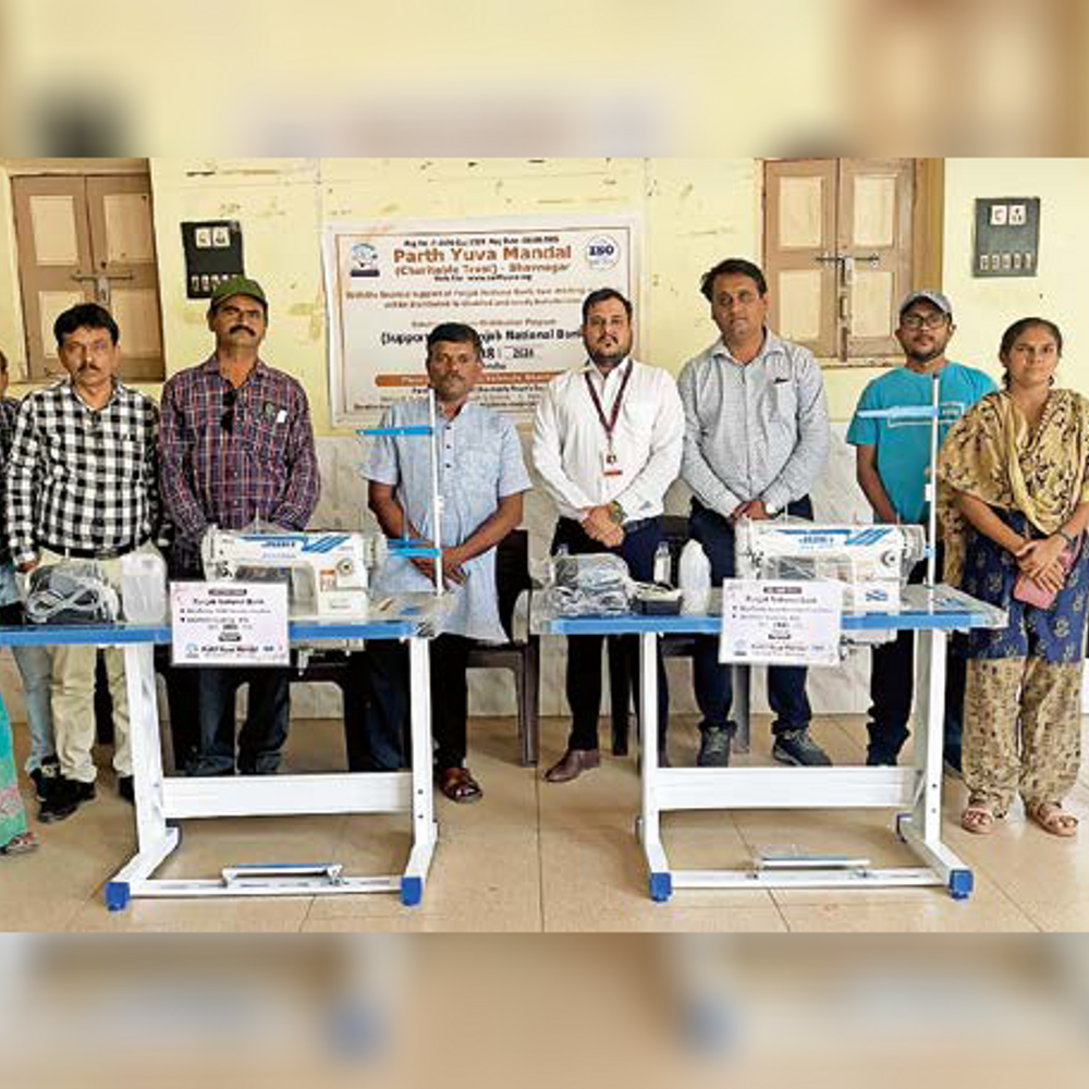 ભાવનગર પંજાબ નેશનલ બેંક દ્વારા દિવ્યાંગ બહેનોને વિનામૂલ્યે સિલાઈ મશીનનું વિતરણ કરાયું.