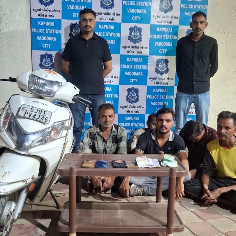 કપુરાઈ પોલીસે જાહેરમાં જુગાર રમતા પાંચને પકડ્યા, રોકડ, મોબાઈલ, મોપેડ સહિત 90 હજારનો મુદ્દામાલ જપ્ત કર્યો.