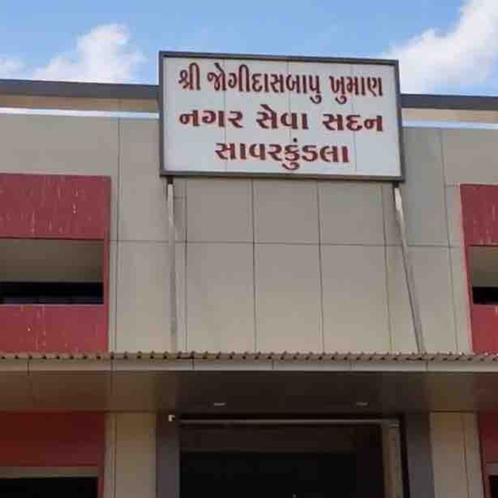 સાવરકુંડલામાં ફોર્મ ભરવાની પ્રક્રિયા દરમિયાન હાઈવોલ્ટેજ ડ્રામા:મહિલા ઉમેદવારે ચૂંટણી અધિકારી સામે જ AAPનું ફોર્મ ફાડી કોંગ્રેસમાંથી ઉમેદવારી નોંધાવી, પોલીસ ફરિયાદ નોંધાઈ