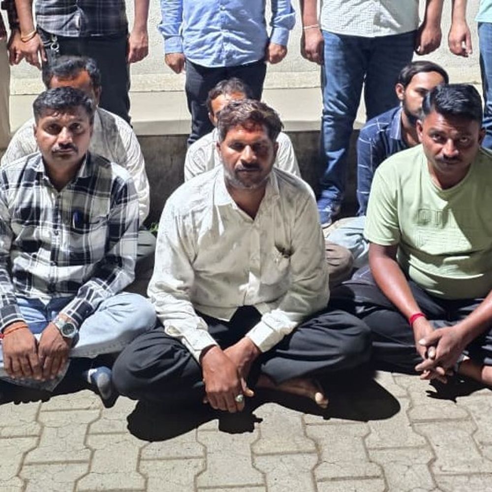 ઘોઘારોડ પર ધમધમતા જુગારધામમાં LCBનો દરોડો:શીતળામાતા મંદિર સામે જાહેરમાં જુગાર રમતા 6 શખસોને પોલીસે દબોચ્યા, ગંજીપતા અને 24,260ની રોકડ રકમ કબ્જે કરી