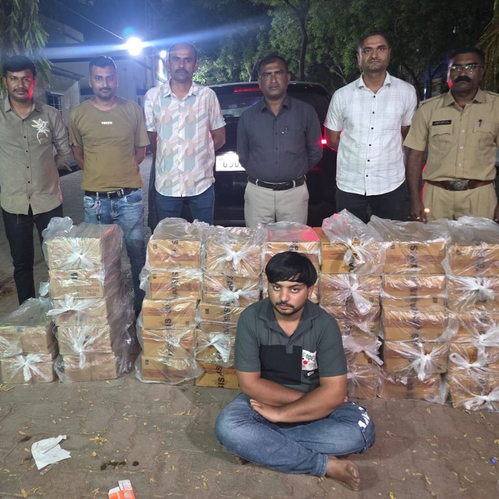 મોરબીમાં 1776 બોટલ દારૂ સાથે રાજકોટનો શખ્સ પકડાયો:જૂના ઘૂટું રોડ પરથી કારમાંથી દારૂ ઝડપાયો, બેની શોધખોળ