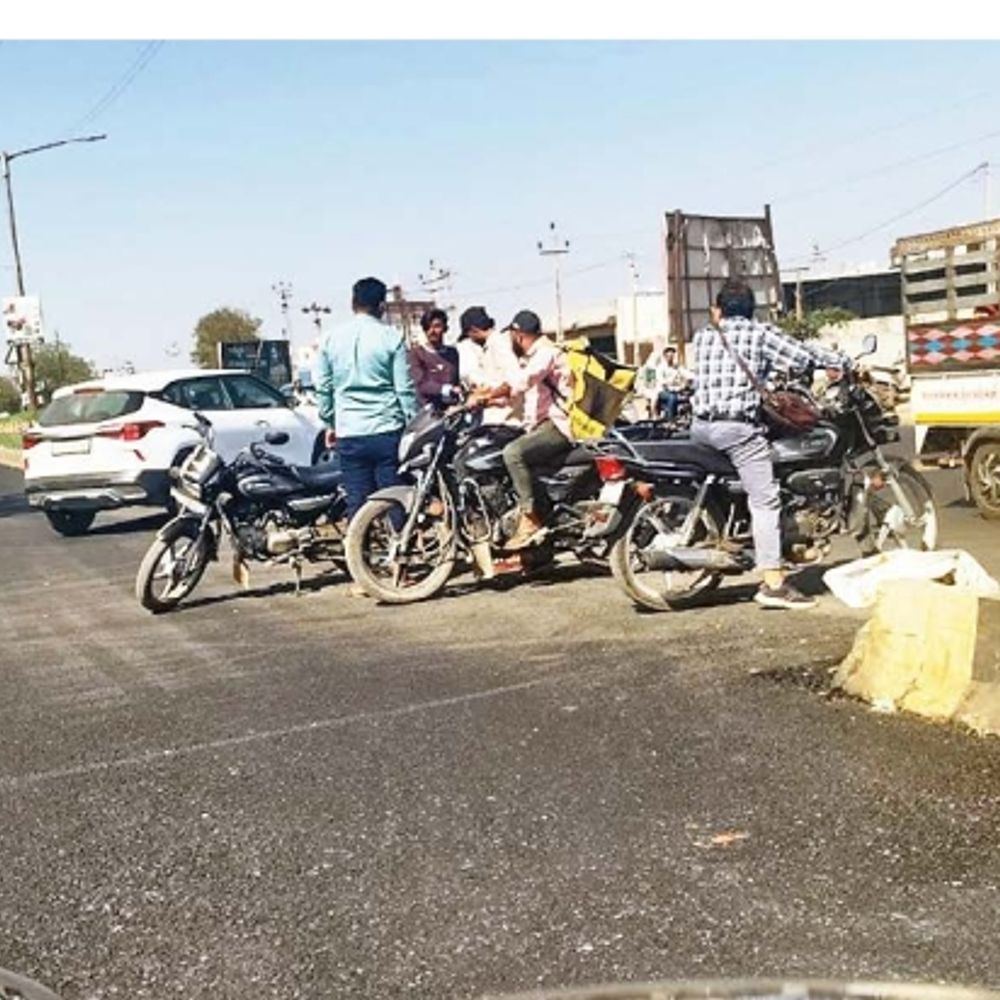 ટાગોર રોડ પર જોખમી કટ: ક્રોસિંગના અભાવે વિદ્યાર્થીઓ અને વાહનચાલકો રોંગ સાઈડમાં ચાલવા મજબૂર. Immediate action જરૂરી.