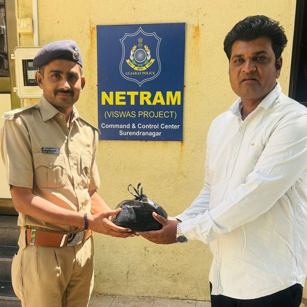 સુરેન્દ્રનગરમાં યુવાનને ખોવાયેલી ₹10,000ની થેલી પરત મળી:નેત્રમ સીસીટીવીની મદદથી "તેરા તુજકો અર્પણ" અભિયાન હેઠળ કાર્યવાહી